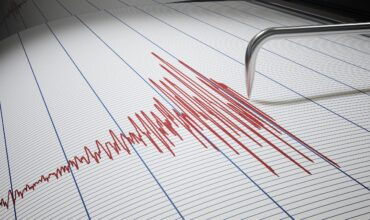 Seismograph for earthquake detection